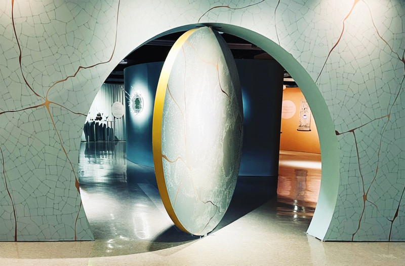 新北市坪林茶業博物館「津甘馧」特展，精心打造象徵地球的旋轉門，用手推動方能進入展場。   圖：新北市文化局提供