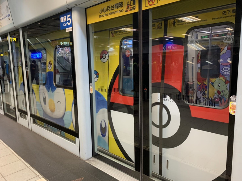台北捷運推出全台第一部數位列車，車身彩繪為寶可夢。   圖：台北捷運／提供