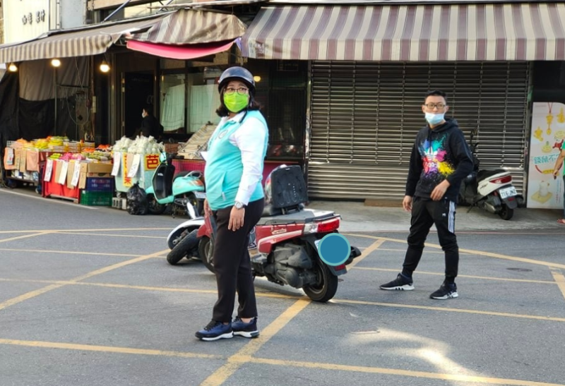 騎車遇到車禍，民進黨立委王美惠幫忙指揮交通。   圖：王美惠辦公室 / 提供