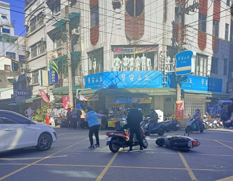 騎車遇到車禍，王美惠幫忙指揮交通。   圖：王美惠辦公室 / 提供