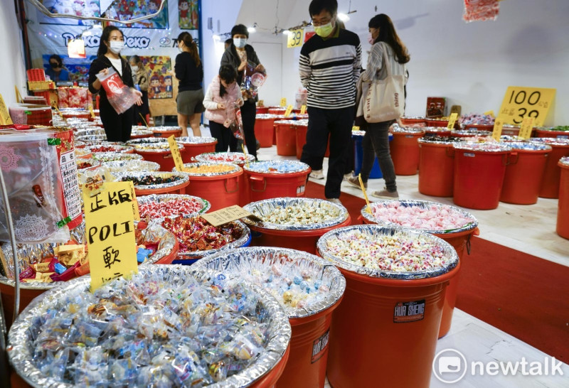 一些民眾在台北年貨大街挑選糖果。今年因疫情關係禁止試吃，逛街的民眾並不多。   圖：張良一/攝