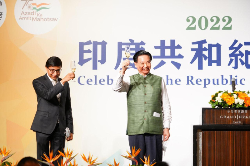 外交部長吳釗燮與「印度台北協會」會長戴國瀾（Gourangalal Das）舉杯祝賀。   圖：外交部提供