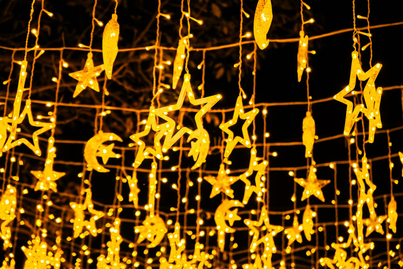 空中懸掛著五角星星及月亮造型的燈飾。   圖：林口區公所提供