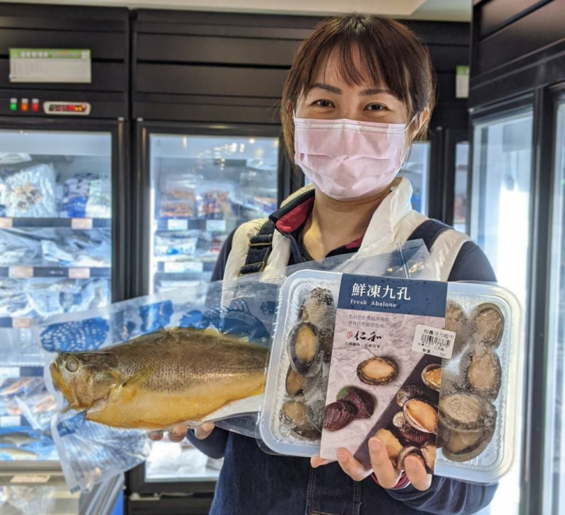 農會超市販售各式青農商品及禮盒。   圖：新北市農業局提供