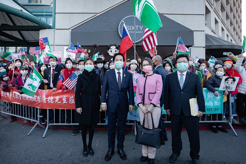 賴清德一行驅車前往下榻旅館，受到僑胞熱烈歡迎。   圖：總統府提供