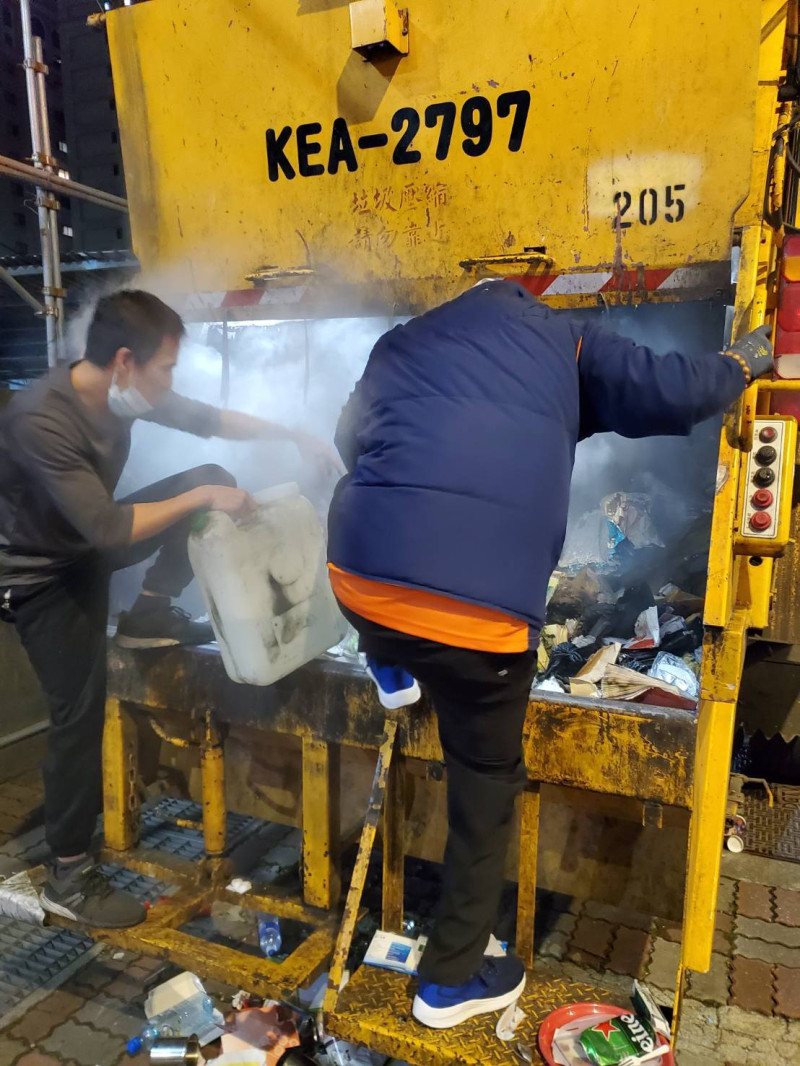清潔隊員於垃圾車後斗翻找起火源。   圖：新北市環保局提供