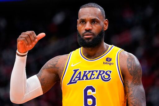 名宿認為「詹皇」LeBron James會為了在退役前奪冠而離開洛杉磯。   圖／美聯社／達志影像