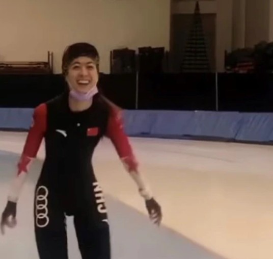黃郁婷近日在個人Instagram、臉書上分享穿著中國隊隊服燦笑滑冰的影片，引發反彈聲浪。   圖：翻攝黃郁婷IG