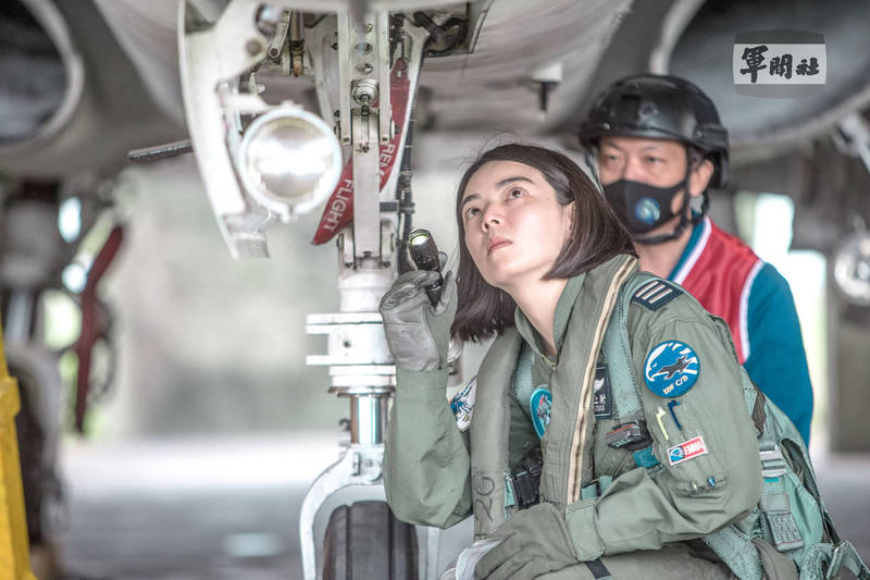 郭文靜目前在空軍台南聯隊服役，她已經取得IDF戰鬥機兩機領隊的資格。   圖：軍聞社提供