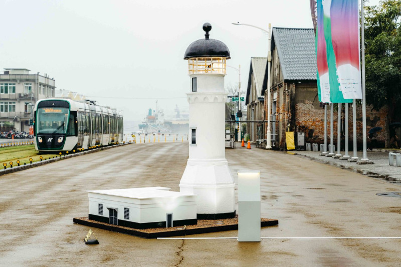 復刻台灣老燈塔矗立在駁二蓬萊商港區。   圖：高雄市文化局提供