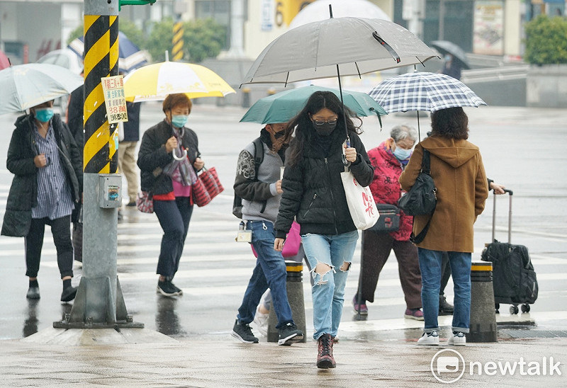 今天鋒面南下北台轉涼，29日至30日回暖轉晴，氣象專家吳德榮表示，熱帶擾動恐影響梅雨季。。(圖為下雨示意)   圖：張良一 / 攝