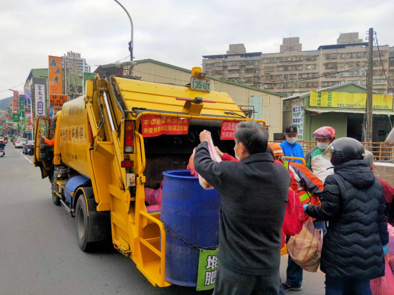 新北市初一到初三停止收運垃圾，明(4)日初四起恢復正常收運。   圖：新北市環保局提供