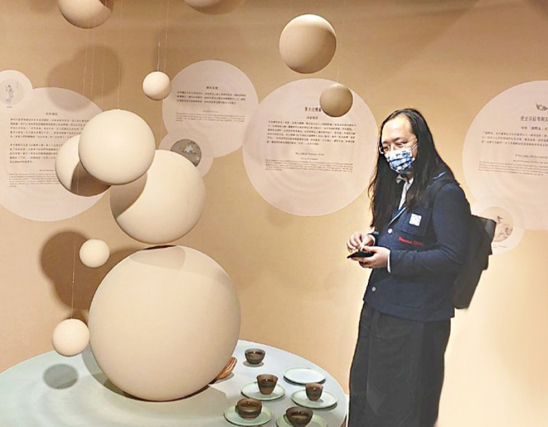 政務委員唐鳳參觀茶博館「津甘馧」特展，感受被正能量增幅的療癒力。   圖：新北市文化局提供