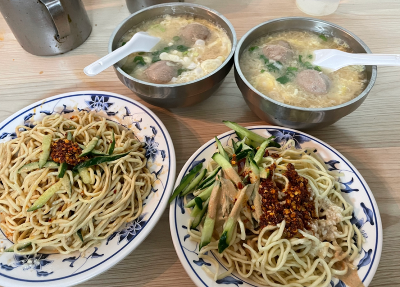 ▲原PO好奇「涼麵店冬天怎麼存活」，貼文一出，老饕全喊1低調神物「味噌貢丸湯」，直呼「靠它就賺飽」。（圖／記者郭佩蓉攝）   