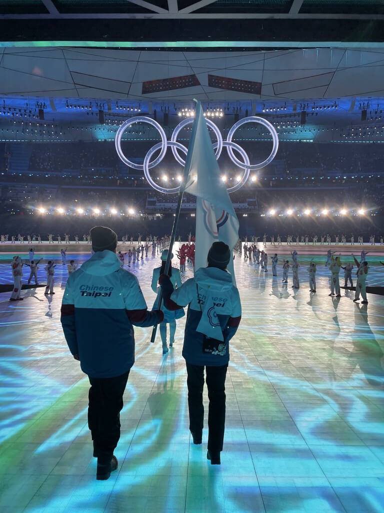 北京冬季奧運4日登場，我國競速滑冰選手黃郁婷代表台灣在冬奧開幕式掌旗。   圖：中華奧會提供