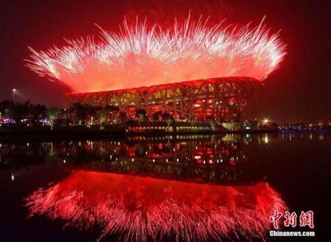 2022冬季北京奧運 4 日於北京國家體育場盛大開幕，張藝謀既2008北京奧運會後再一次擔任開幕式總導演。   圖：擷取自《中新網》