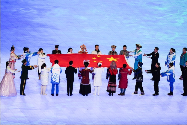 北京冬奧開幕式表演，表演者穿中國各族服裝，象徵族群融合。   圖 : 翻攝自環球網