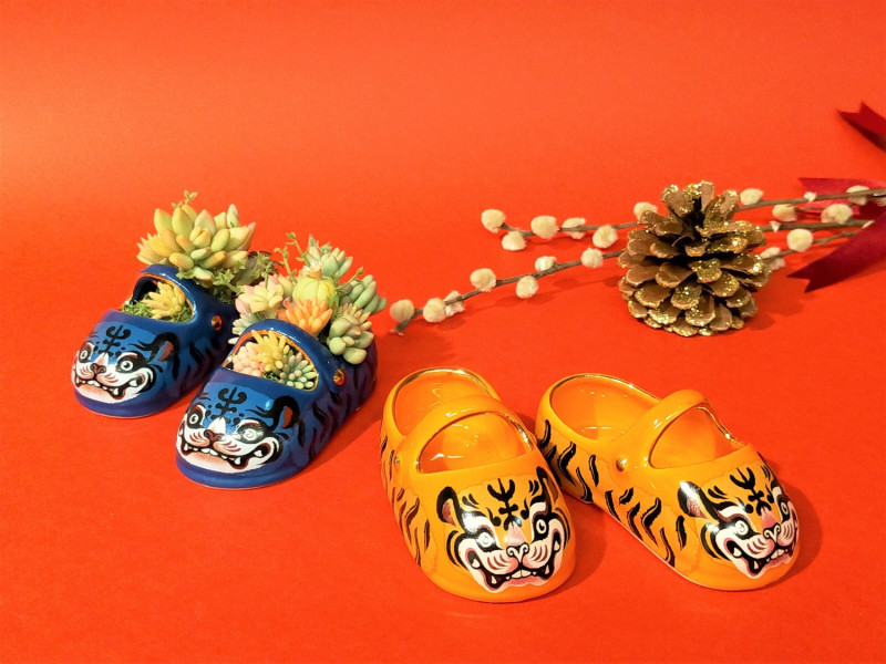 台華窯推出寓意吉祥的「虎頭鞋」陶瓷小物，憨態萌樣的虎貌，十分討人歡喜。   圖：鶯歌陶瓷博物館提供