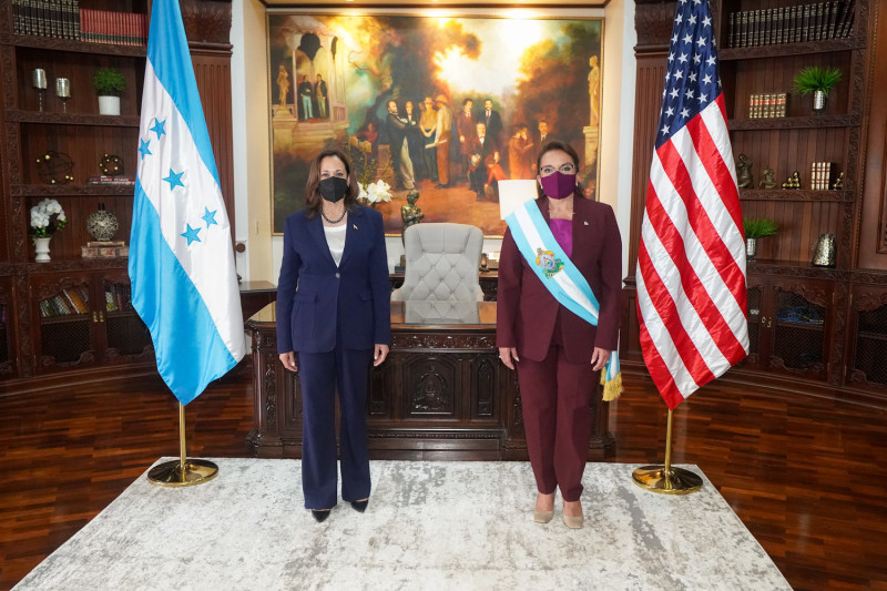 美國副總統賀錦麗（左）1月下旬參加宏都拉斯總統卡蕬楚就職大典，2人單獨會面。   圖：翻攝自賀錦麗推特