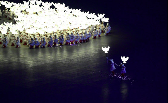 北京冬季奧運會4日進行開幕式，其中一段鴿子掉隊再被同伴接回的表演橋段，讓中國網友紛紛高潮起來，瘋狂刷起「一鴿都不能少」的關鍵字。   圖:翻攝自央視