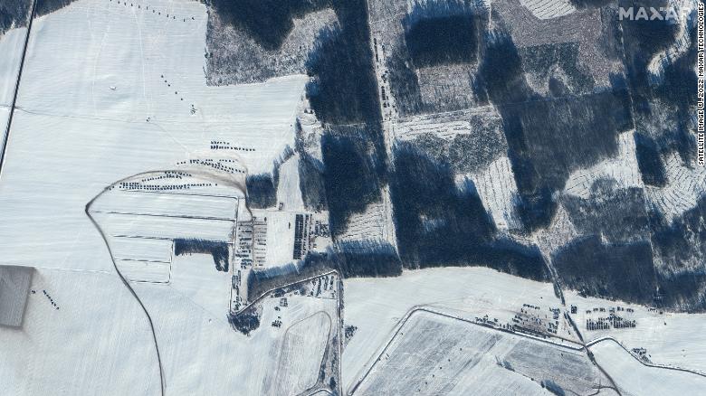 在5日拍攝的衛星照片中，可以看到俄羅斯部隊聚集在雷奇察。   圖: Maxar 衛星圖