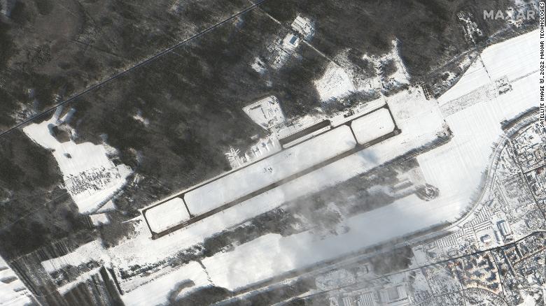 5日的盧尼涅茨機場，俄羅斯軍機降落在該處。   圖: Maxar 衛星圖