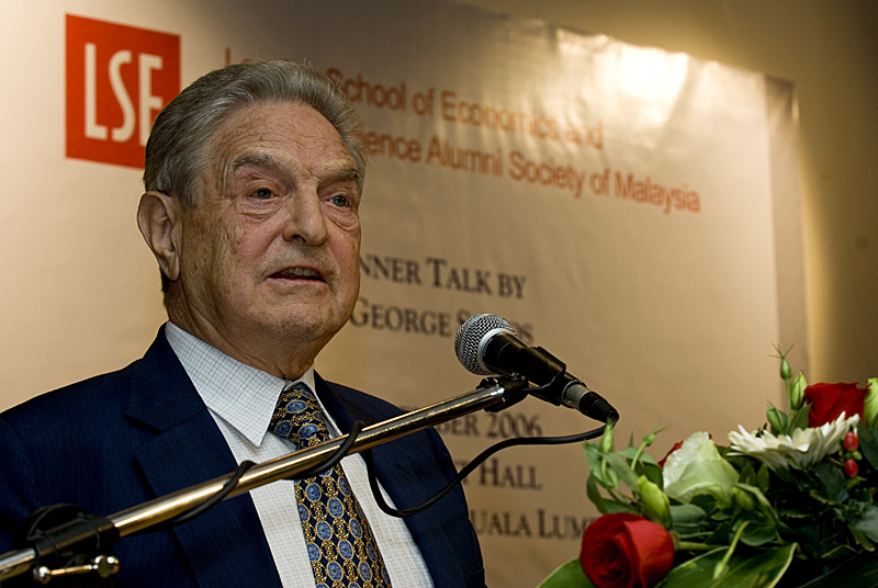 「金融大鱷」索羅斯(George Soros)在中國年節除夕(1月31日)當日演說， 稱習近平有「連任的4個危機」。圖為索羅斯2006年在馬來西亞演講。 圖：翻攝維基百科/CC BY 2.5