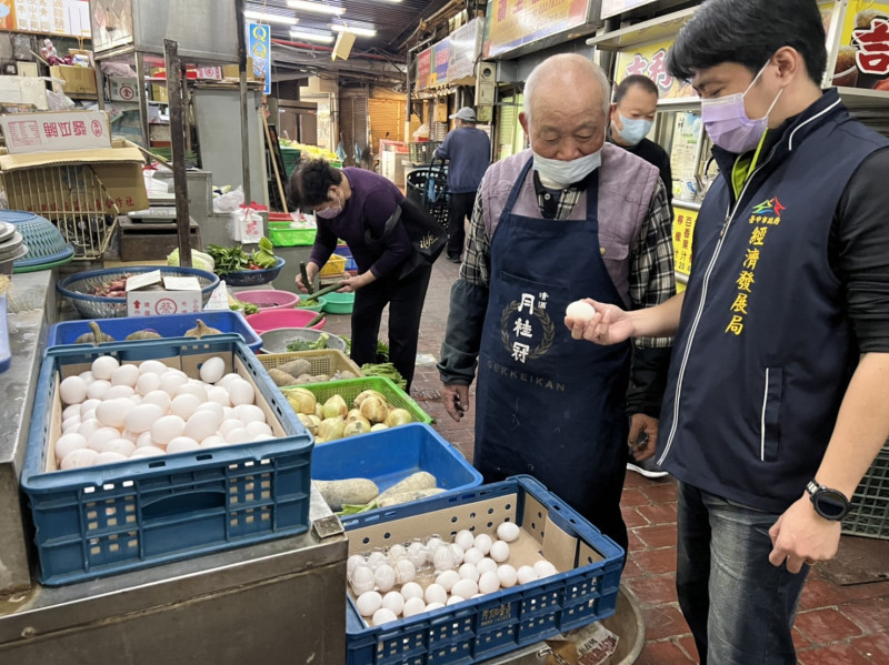 台灣北部缺蛋情況嚴重，台中市政府經發局派員到市場了解雞蛋供應情形。   圖：台中市政府/提供