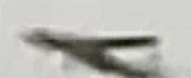 本月5日在東引被民眾監視器錄下的「不明飛行器」機影。   圖：民眾監視器影像截圖