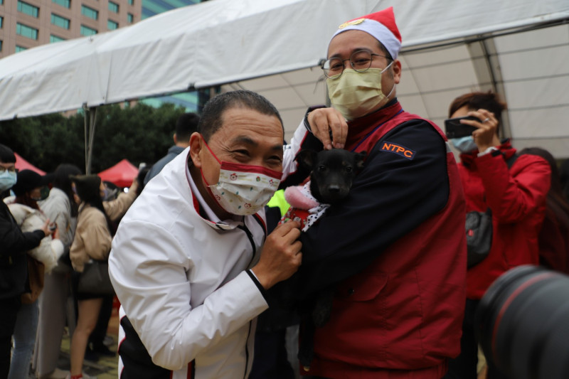 侯友宜宣傳動物之家認養犬隻。   圖：新北市動保處提供