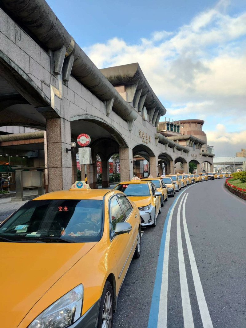 計程車招呼站排班照片。   圖：新北市交通局提供