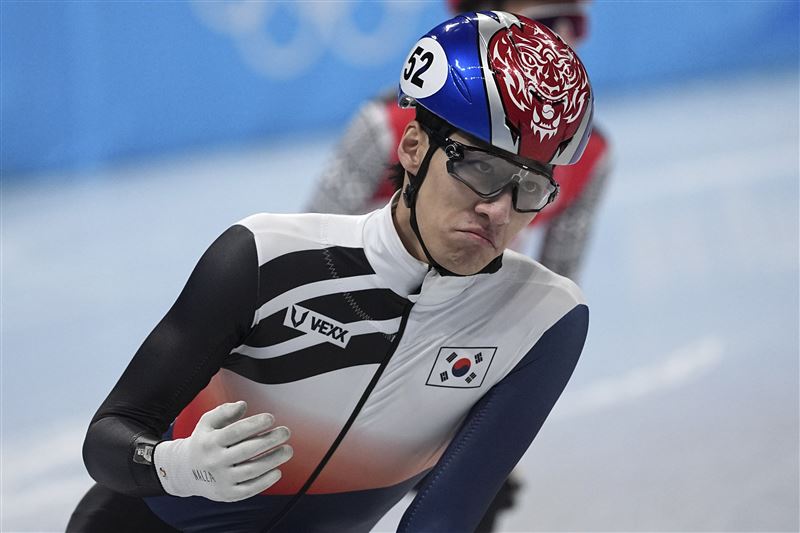 南韓短道競速滑冰選手黃大憲，於北京奧運短道競速滑冰男子1000公尺項目中被判違規，由中國選手遞補金牌，引發裁判不公爭議。   圖：達志影像／美聯社（資料照）