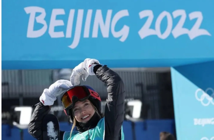 混血滑雪美少女谷愛凌對觀眾比心的照片引起熱議。   圖 : 翻攝自微博