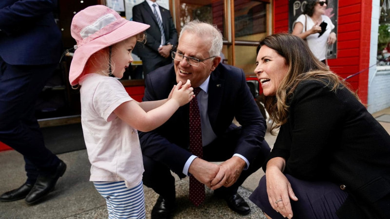 澳洲總理莫里森（中）逐步解封，希望澳洲能儘快走出武漢肺炎疫情，恢復正常生活。   圖：翻攝自莫里森臉書