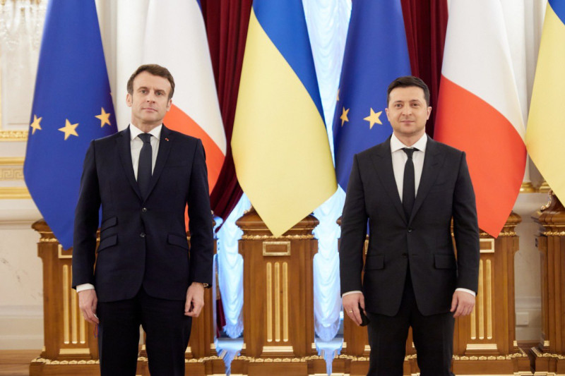 法國總統馬克宏（左）雖譴責俄羅斯的侵略行動，但拒絕使用「種族滅絕」一詞，烏克蘭總統澤連斯基（右）表示，馬克宏的話非常傷人。   圖：翻攝自澤連斯基推特（資料照）