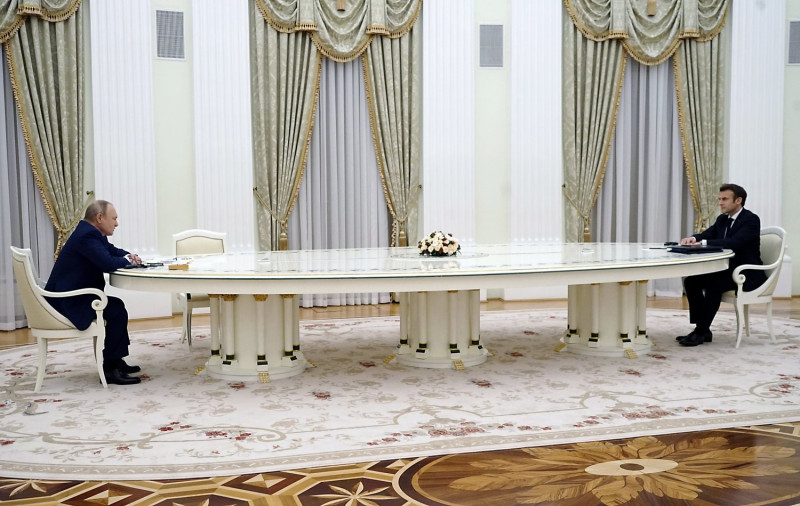 法國總統馬克宏（右）之前與俄羅斯總統普丁（左）會面時，以長桌保持距離。   圖：翻攝自俄羅斯總統推特