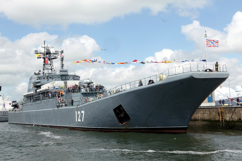 俄烏情勢緊張，俄羅斯海軍兩棲特遣部隊「Ropucha級」登陸艦「明斯克號(RFS Minsk 127)」等3艘兩棲登陸艦傳已進入黑海部署。   圖：翻攝維基百科/CC2.0