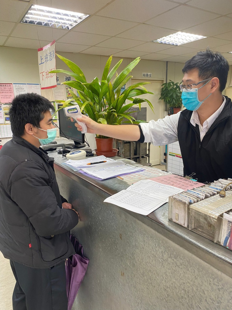 公車駕駛出勤前量測體溫。   圖：新北市交通局提供