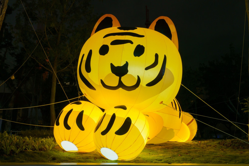 可愛的祥虎就在台北表演藝術中心外的廣場迎接大家來賞燈。   圖：台北市觀傳局提供