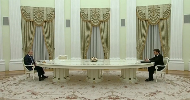 法國總統馬克宏的辦公室表示，馬克宏今天與俄羅斯總統蒲亭通電話時，雙方同意推動烏克蘭東部地區停火。圖為普丁(左)與馬克宏(右)日前在相距四公尺長桌會談。   圖：翻攝自馬克宏推特