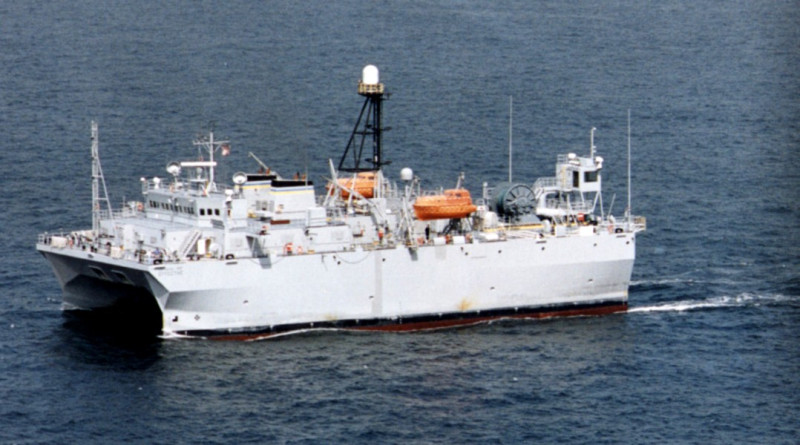 美國海軍「勝利級」海洋監視船「有效號(USNS Effective T-AGOS-21)」，傳在黃岩島東北方水域來回航行，中國智庫推測是為1月24日在該水域意外墜海的F-35C打撈定位而來。   圖：翻攝維基百科/Public Domain