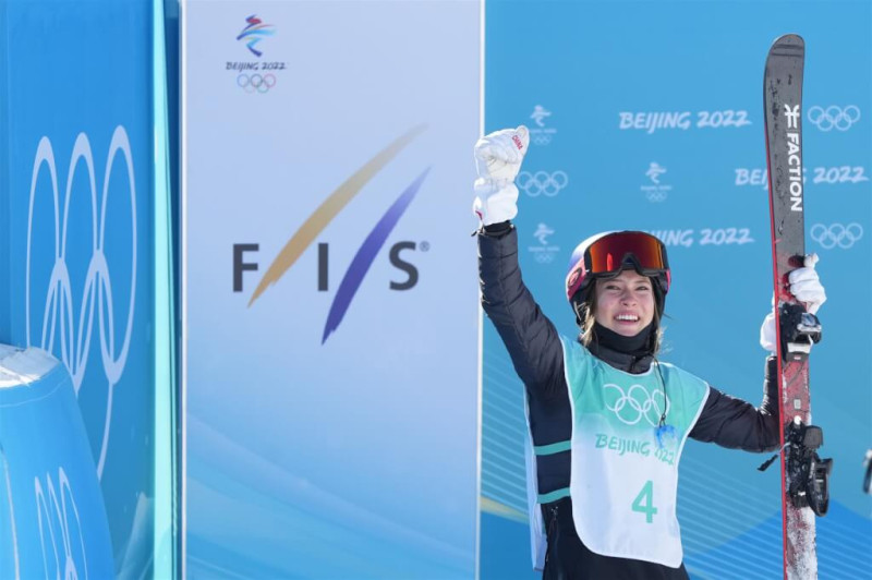 美國出生的18歲中美混血滑雪選手谷愛凌代表中國拿下北京冬奧金牌。   圖：翻攝中新網