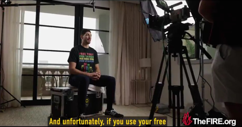 美國職籃NBA球星坎特穿上力挺台灣、西藏、香港、維吾爾人權的T恤拍奧運新廣告，暢談「言論自由使人自由」。   圖：翻攝自FIREorg推特影片
