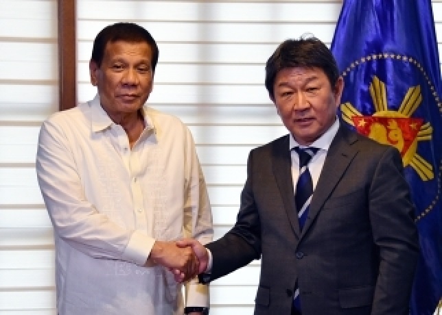 茂木敏充擔任日本外務大臣時與菲律賓總統合照   圖：翻攝自日本外務省網站