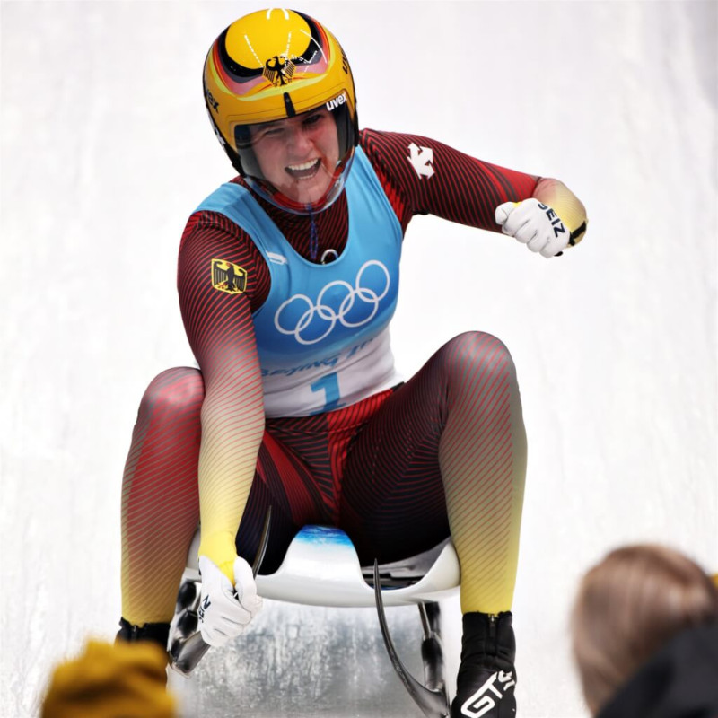 德國選手蓋森伯格8日在北京冬奧女子單人雪橇奪得金牌，完成冬奧3連霸。   圖：取自twitter.com/Olympics