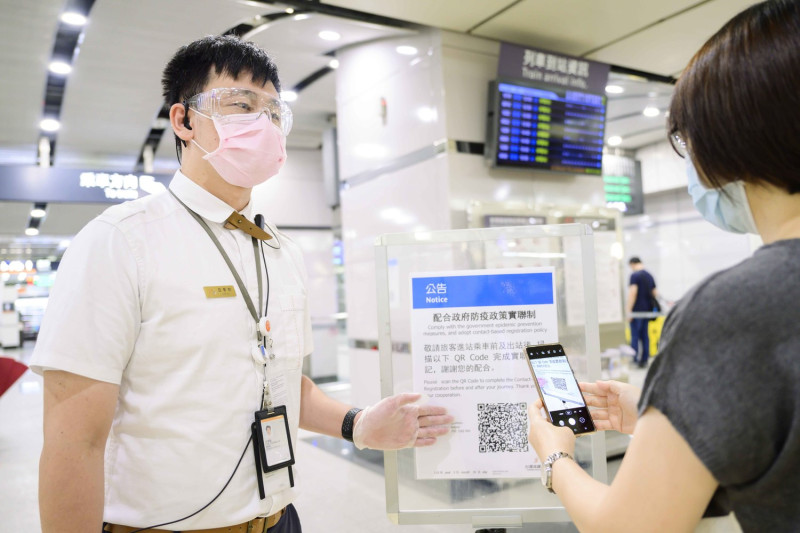 台灣高鐵公司呼籲旅客，進出車站及乘車時，請確實完成實聯制登記，並全程佩戴口罩。   圖：台灣高鐵公司／提供