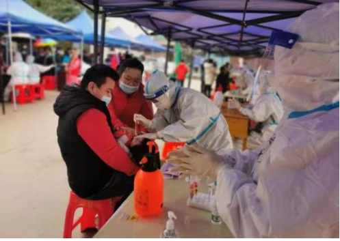 防疫人員為廣西居民做核酸檢測。   圖 : 翻攝自新浪網 ( 資料照 )