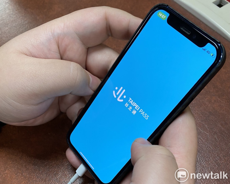 台北市長柯文哲力推的台北通App爭議頻傳。圖為使用台北通App示意照。   圖：周煊惠 / 攝