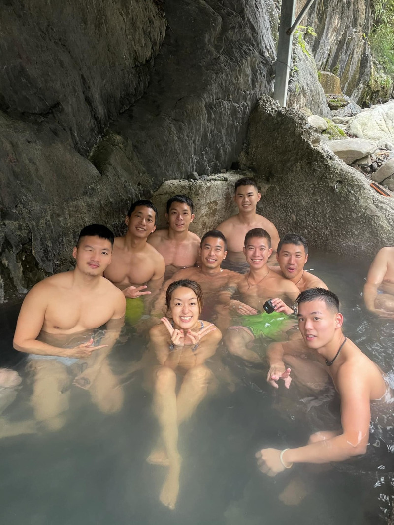 凱莉日前曬出一張自己與8名「小鮮肉」在野溪溫泉一同泡湯的照片。   圖：翻攝自凱莉臉書
