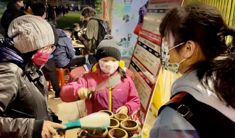 來自板橋區張小姐，帶女兒參加「陶陶不絕」，認識原住民族文化特色；母女一起拍打「竹鐘」，溫馨有趣。   圖：新北市原民局提供